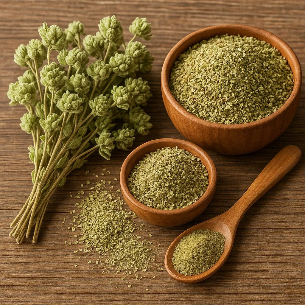 Bouquet d'origan séché, bols en bois d'origan émietté et cuillère de poudre verte sur une table en bois